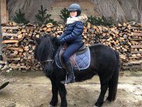 Emily und Pony "Whoopie" vor dem Ausritt